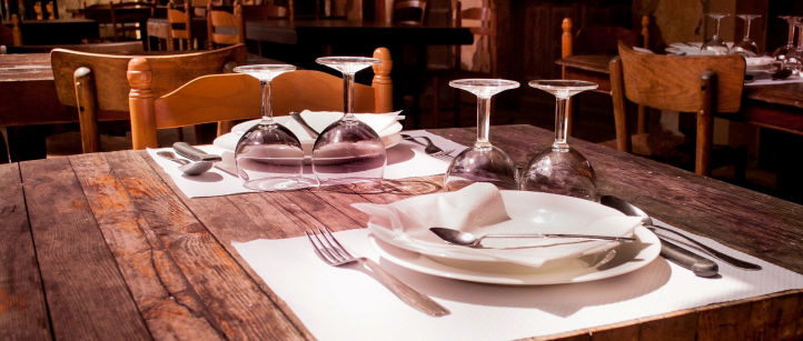 Billede af et dækket bord