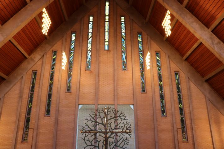Billedet viser de 9 glasmosaikker i gavlen på Fredens Kirke